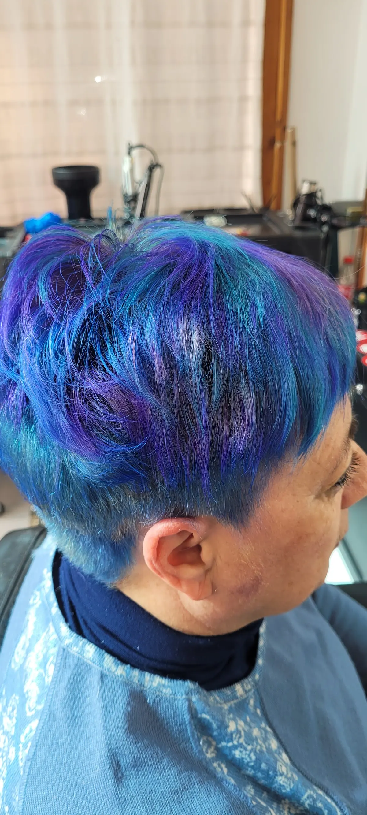 Corte corto con cabello azul y violeta en Mada peluquería