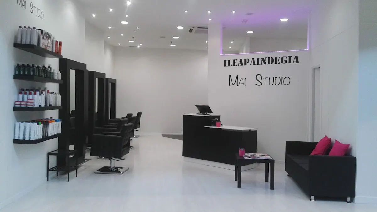 Interior de Mai Studio, con puestos de peluquería, mostrador y zona de espera.