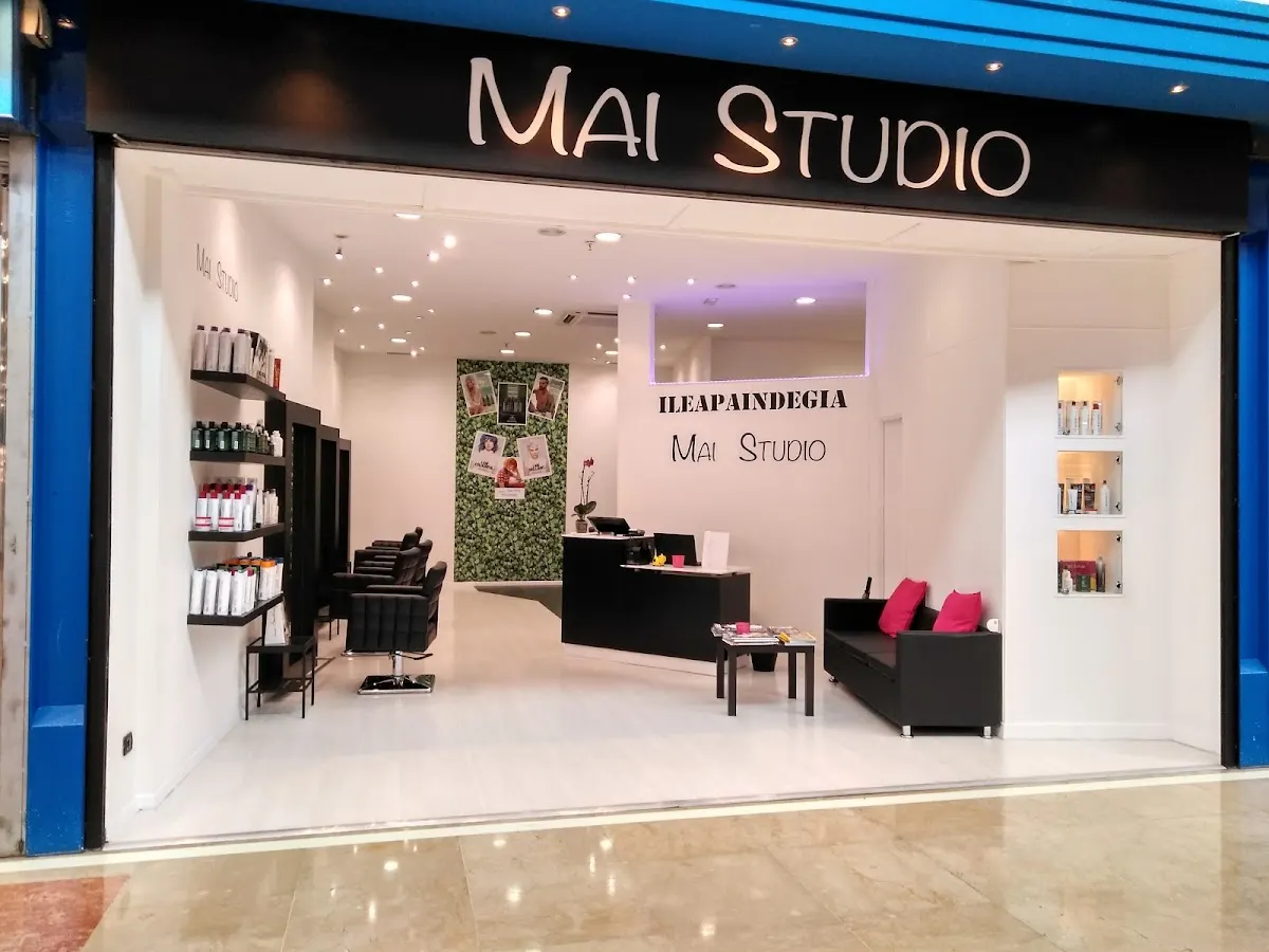 Fachada abierta de Mai Studio en un centro comercial.