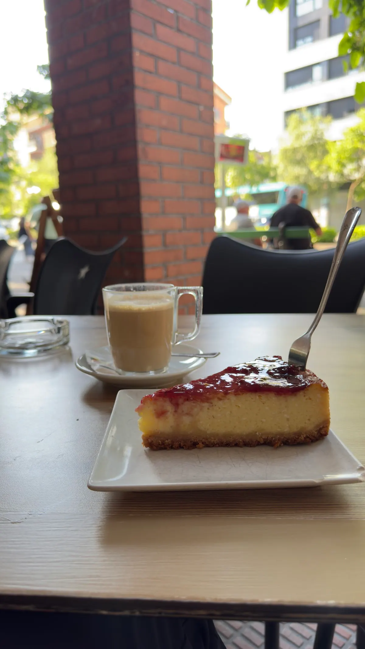 Porción de tarta y café en la terraza de Maiatza Kafetegia