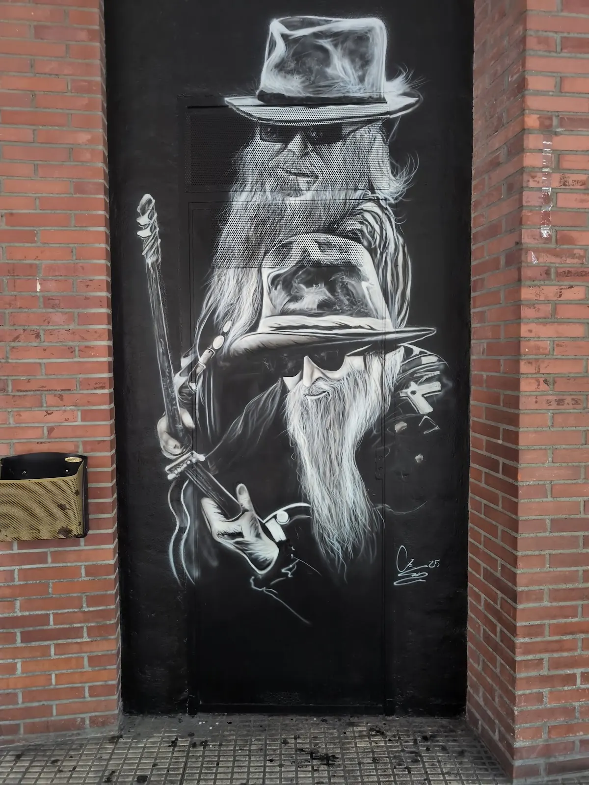 Mural de estilo rockero junto al exterior de Maiatza Kafetegia