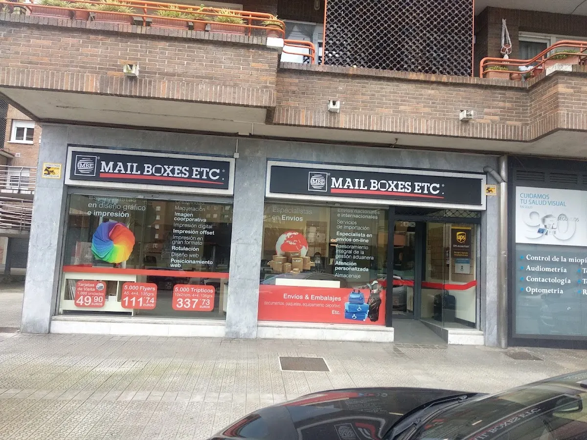 Escaparate y acceso del centro Mail Boxes Etc.