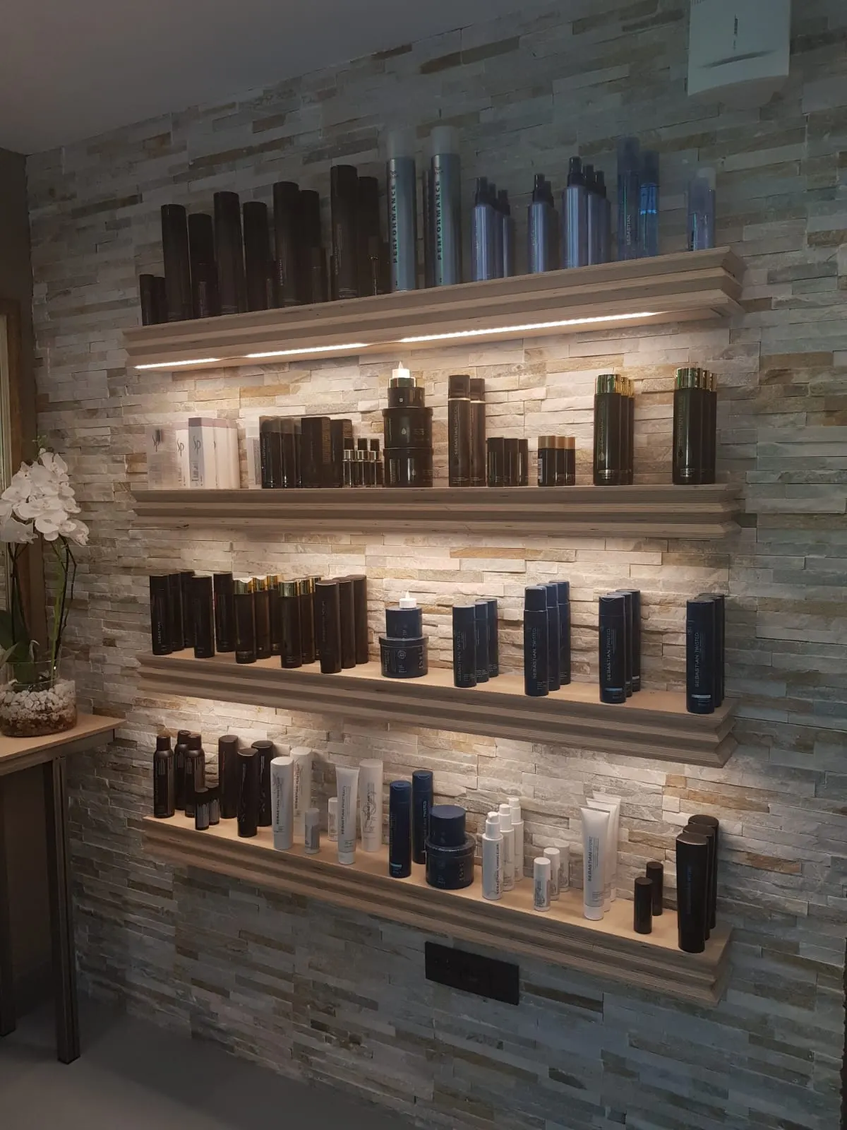 Estantes con productos de peluquería en Maite Toledano