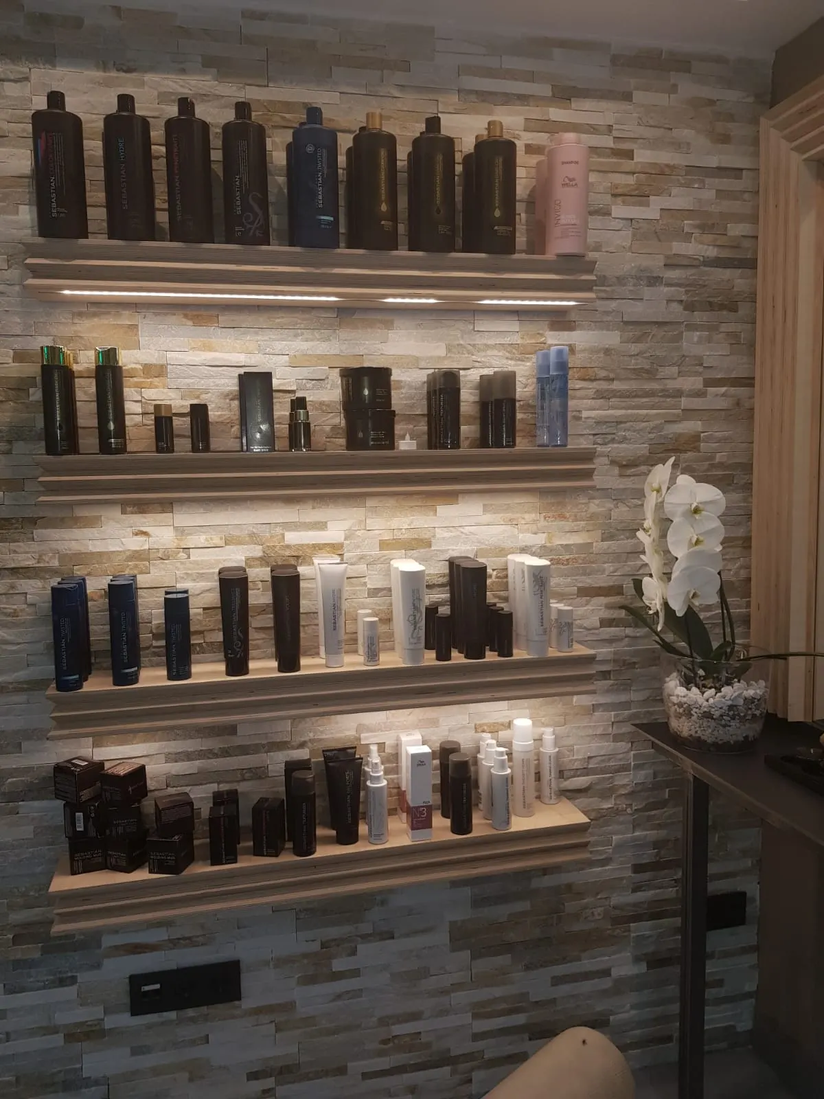 Productos de peluquería expuestos en estantes