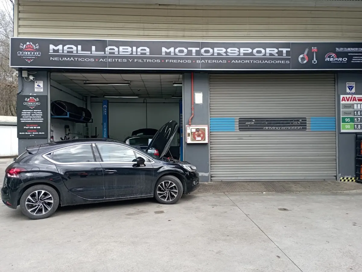 Entrada abierta de Mallabia Motorsport y un coche en el exterior.