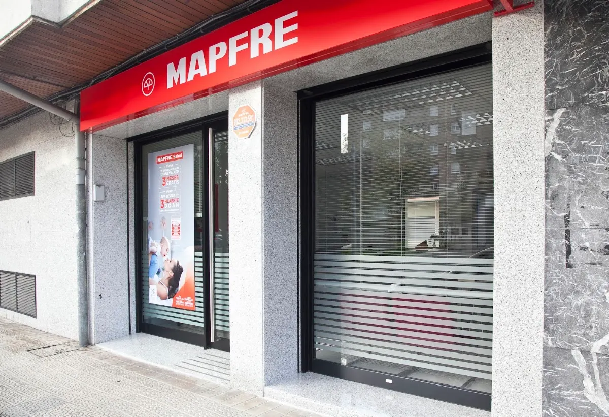 Entrada y escaparate de la oficina de Mapfre en Abadiño.