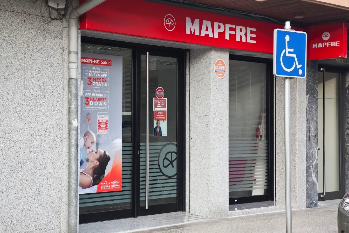 Acceso a la oficina de Mapfre en Abadiño, junto a una señal de aparcamiento accesible.