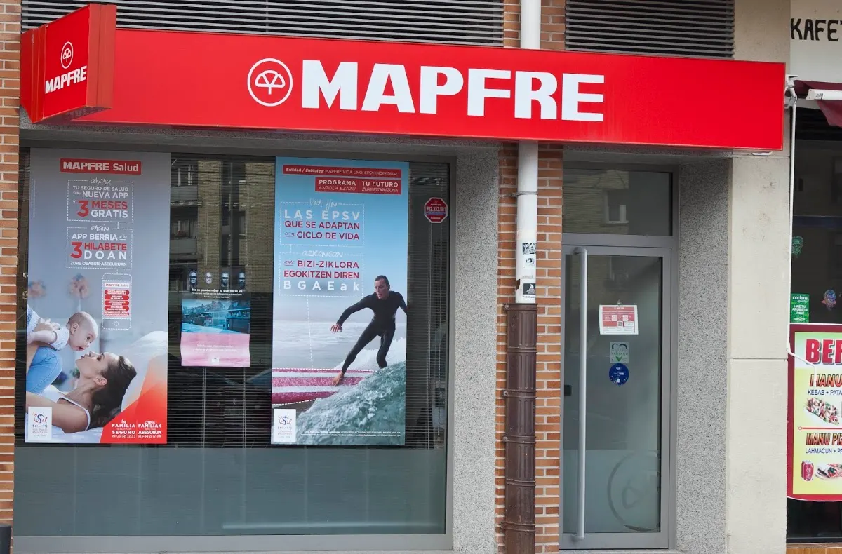 Entrada y escaparate de la oficina de Mapfre en Berriz.
