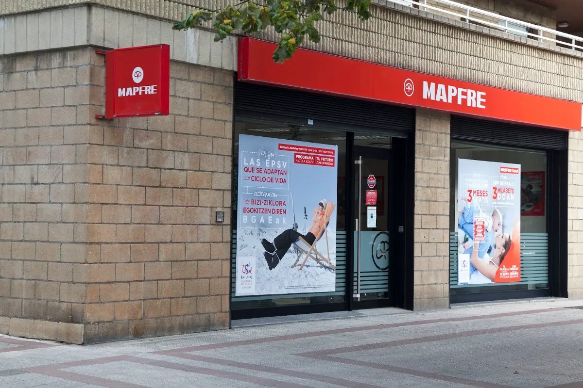 Entrada y fachada de la oficina Mapfre en Durango.