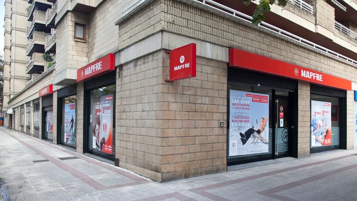 Vista lateral de la oficina Mapfre en una calle de Durango.