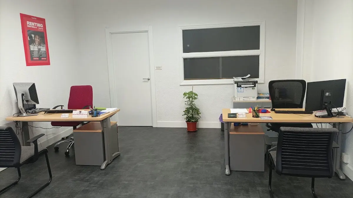 Puestos de trabajo en el interior de la oficina de Mapfre.