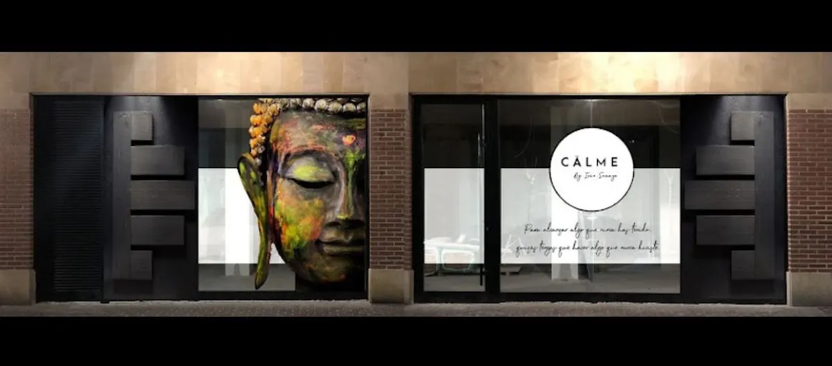 Escaparate del Centro CĀLME con el nombre del centro y una imagen decorativa.