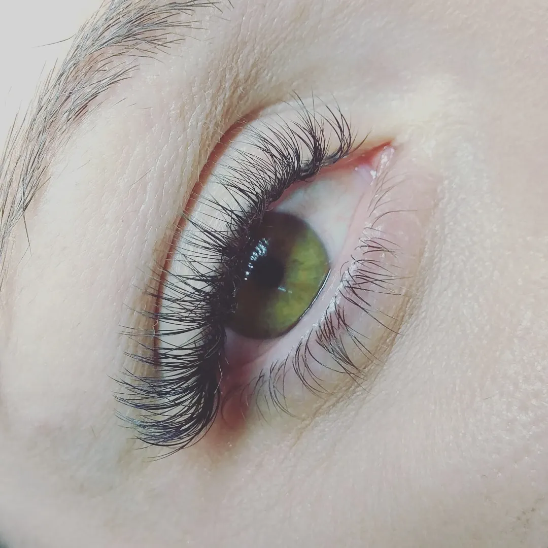 Detalle de un ojo con extensiones de pestañas en Maria Suarez Dermoestetica