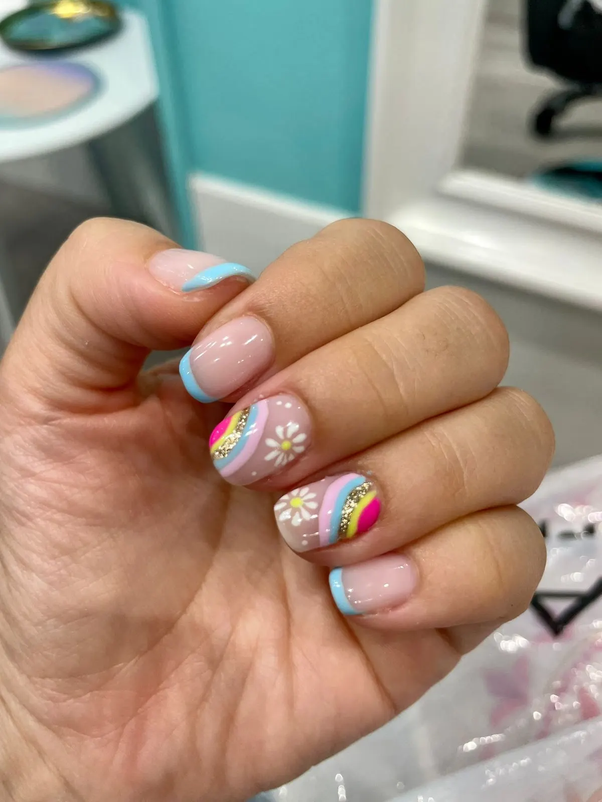 Manicura decorada con colores y motivos florales en Maria Suarez Dermoestetica