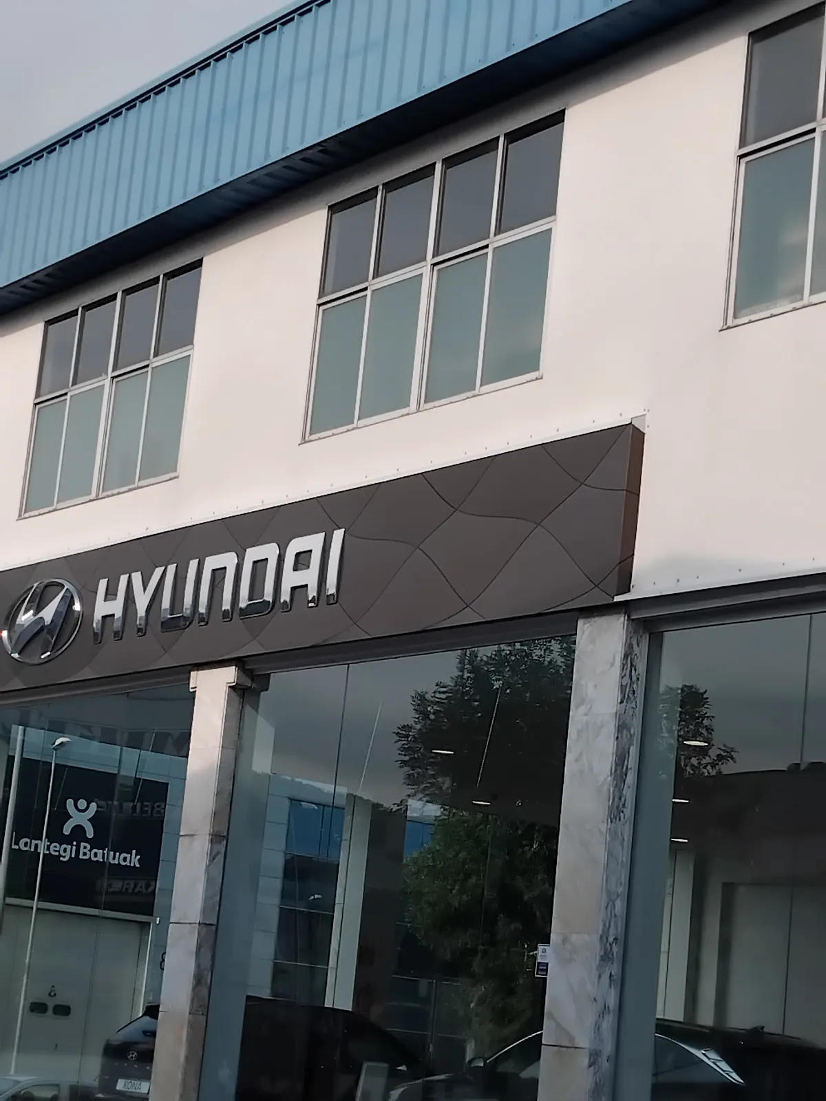 Fachada de Matiena Autoak S.L. con el rótulo de Hyundai.