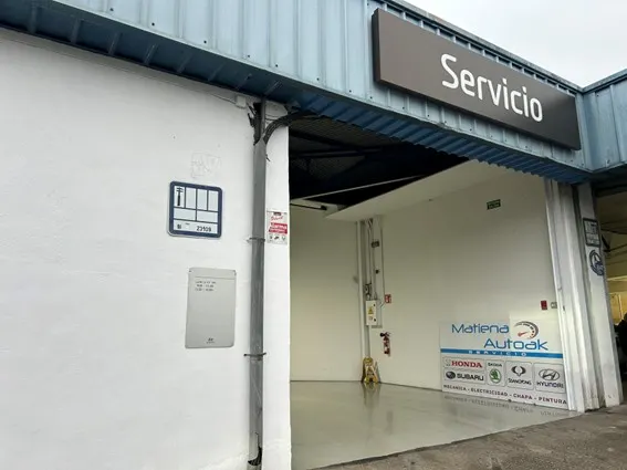 Entrada de servicio del taller Matiena Autoak S.L.