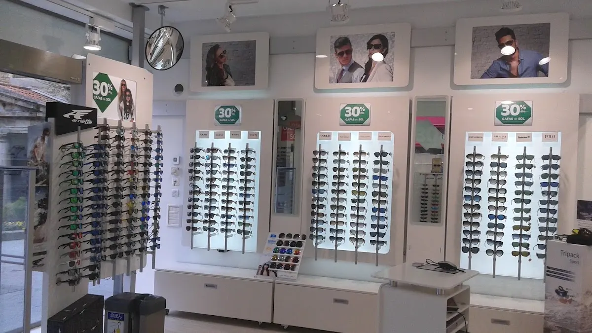 Interior de Medical Óptica Audición Durango con expositores de gafas.