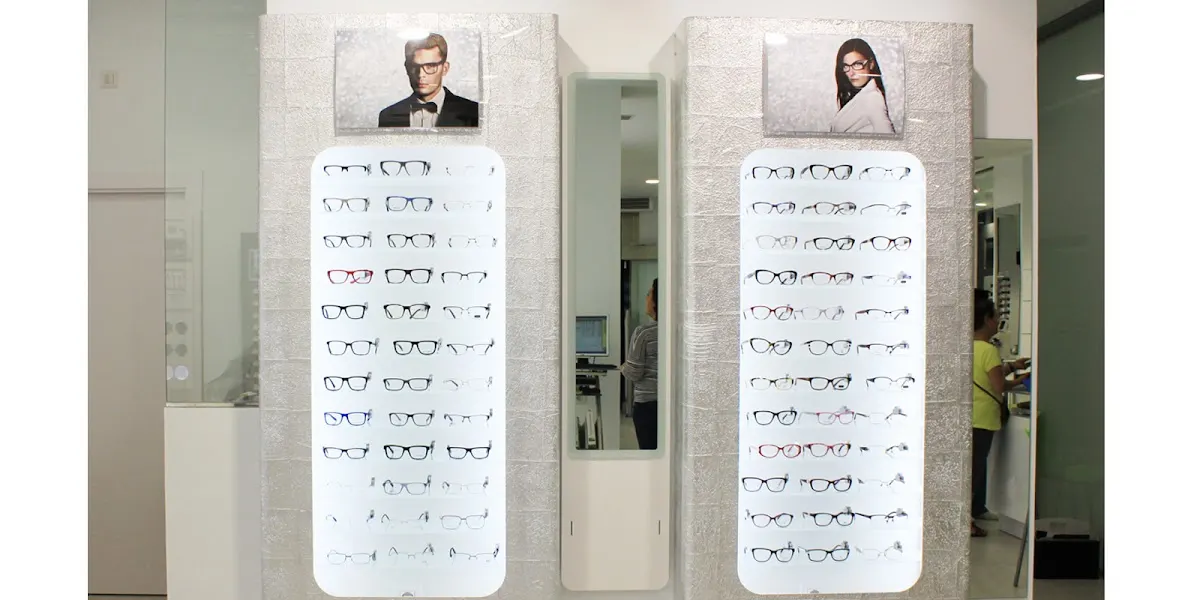 Expositores de gafas graduadas en Medical Óptica Audición Durango.