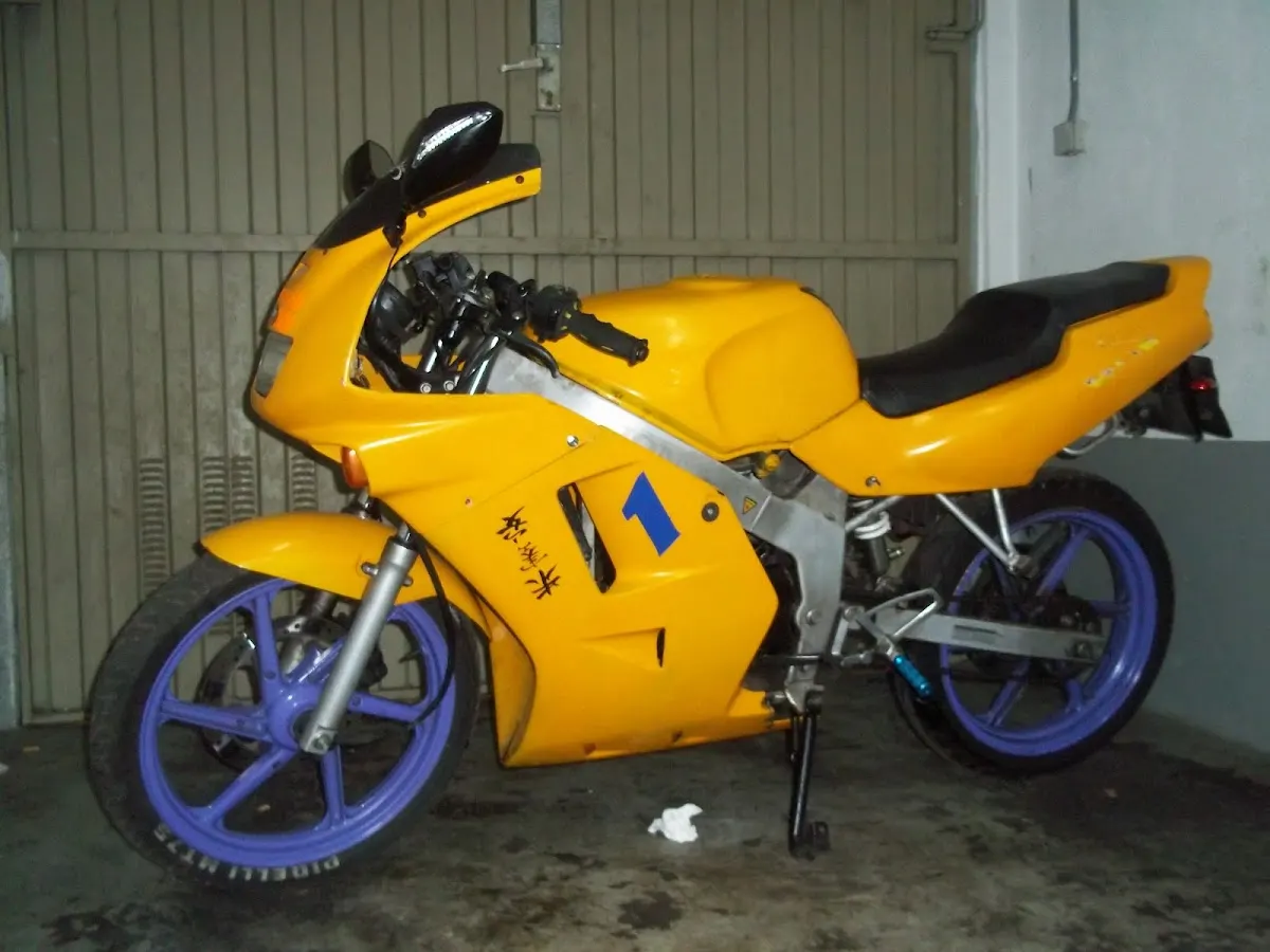 Motocicleta amarilla en un garaje, imagen de Mejoras Auto Nyk.
