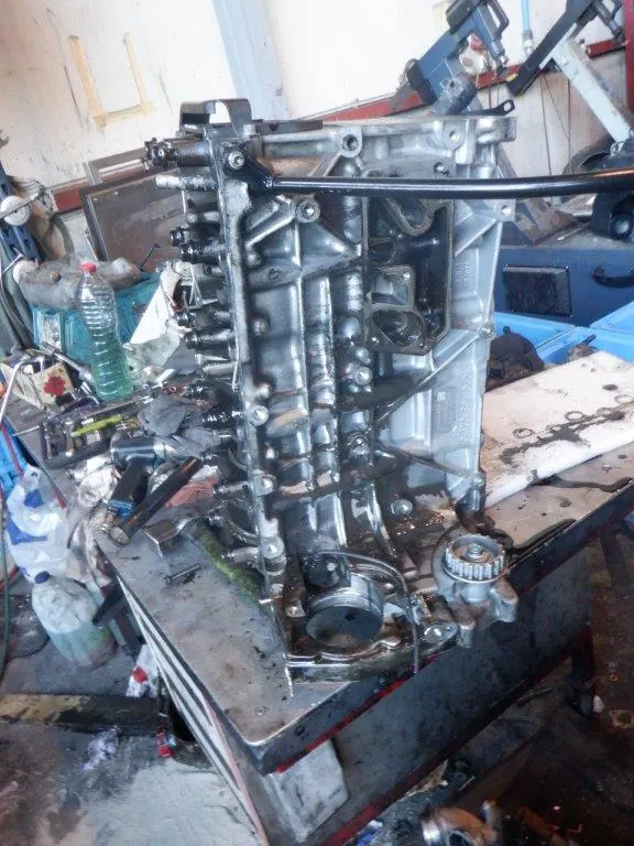 Motor desmontado sobre un banco de trabajo, imagen de Mejoras Auto Nyk.