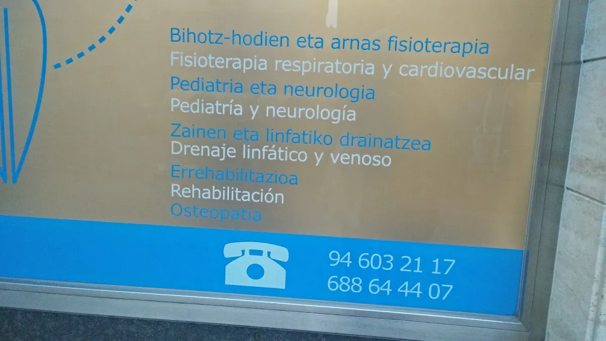 Detalle del rótulo de Mendi Fisioterapia con los servicios anunciados