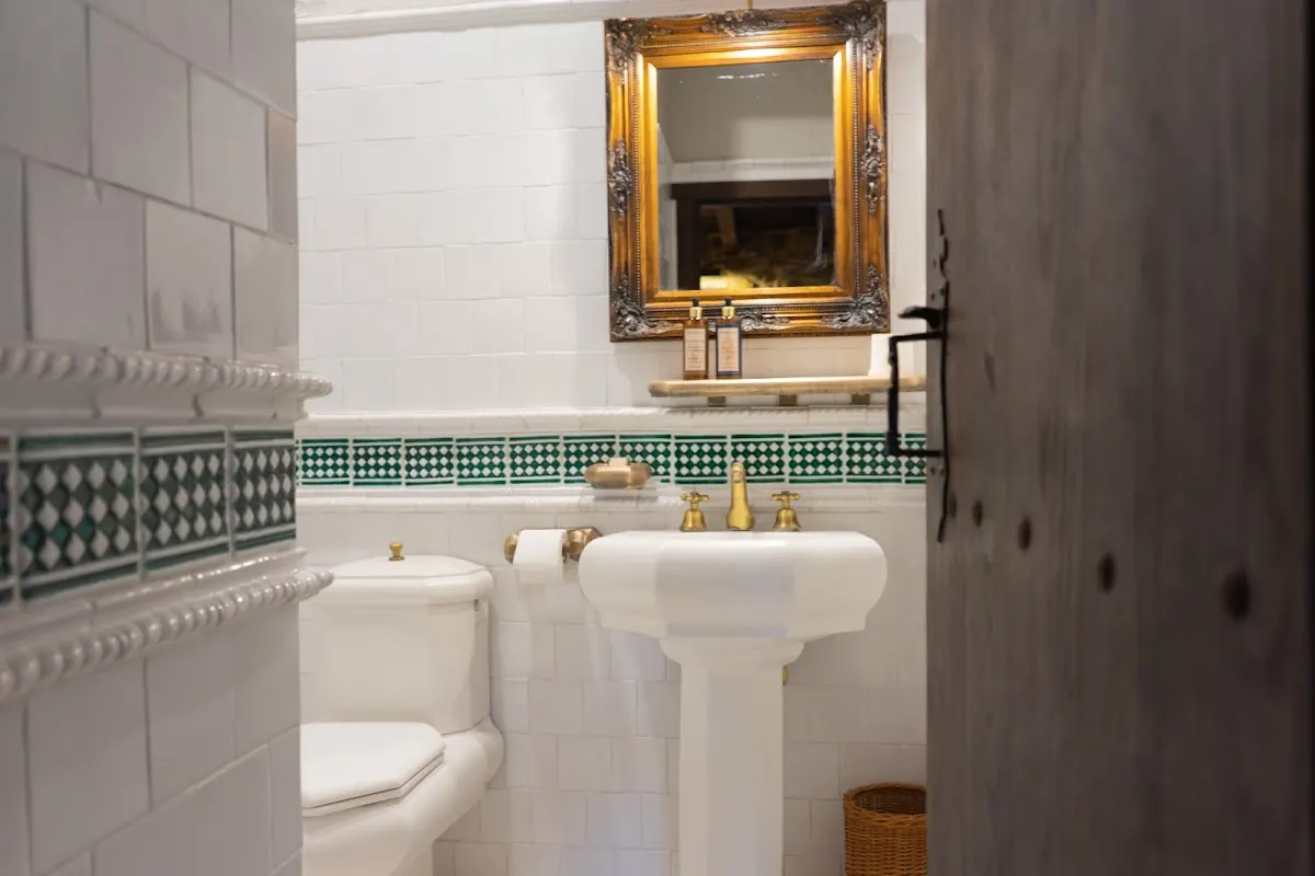 Baño de Mendi Goikoa Bekoa con lavabo, bañera y azulejos decorativos