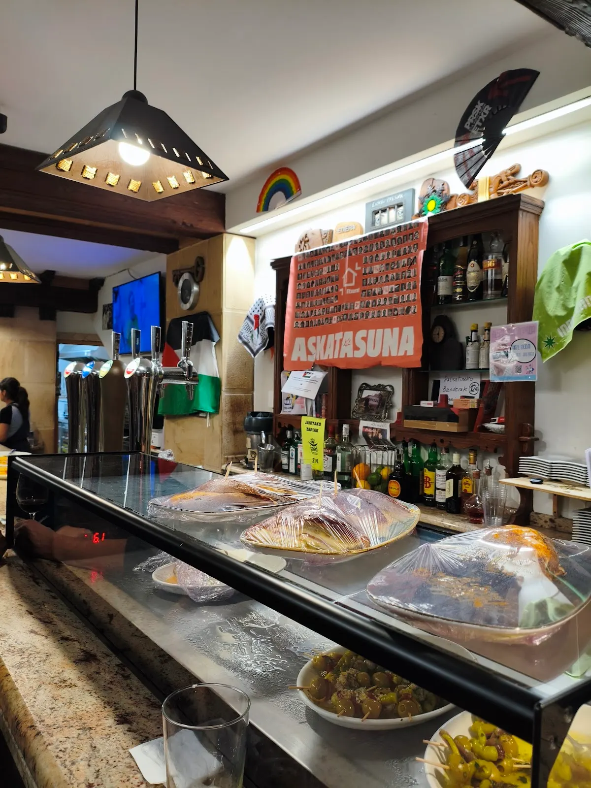 Interior de Mesoi Barria con barra y mostrador de pintxos.