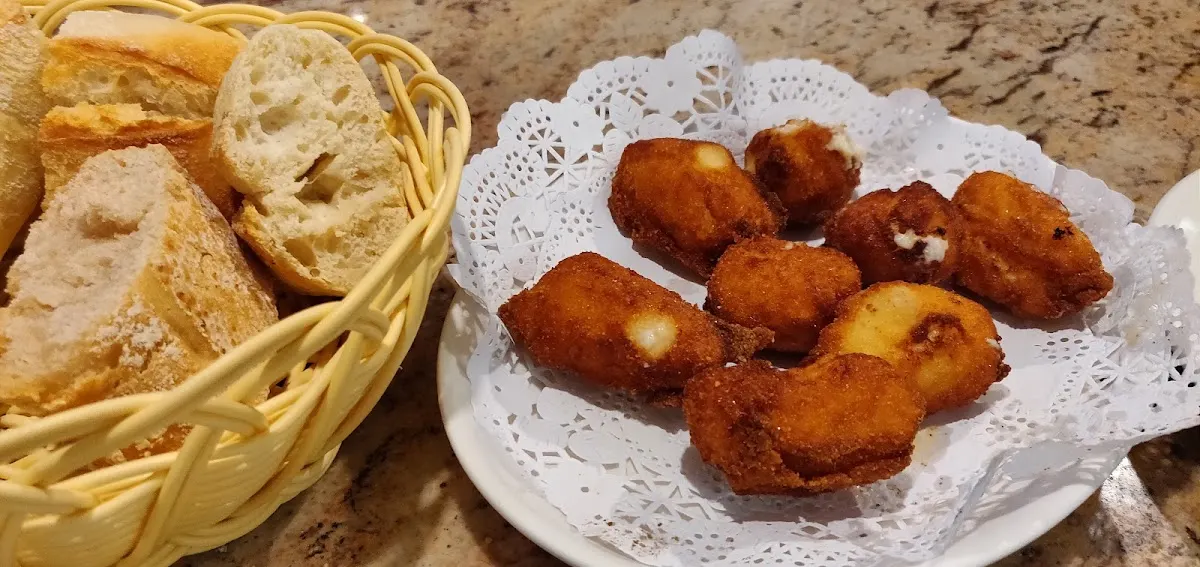 Ración de fritos y cesta de pan en Mesoi Barria.