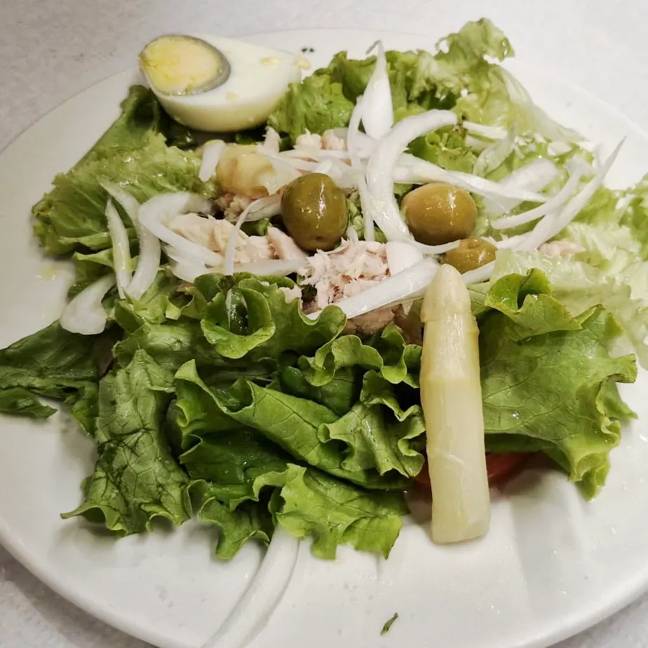 Ensalada con huevo, aceitunas y espárragos de Mesoi Barria.