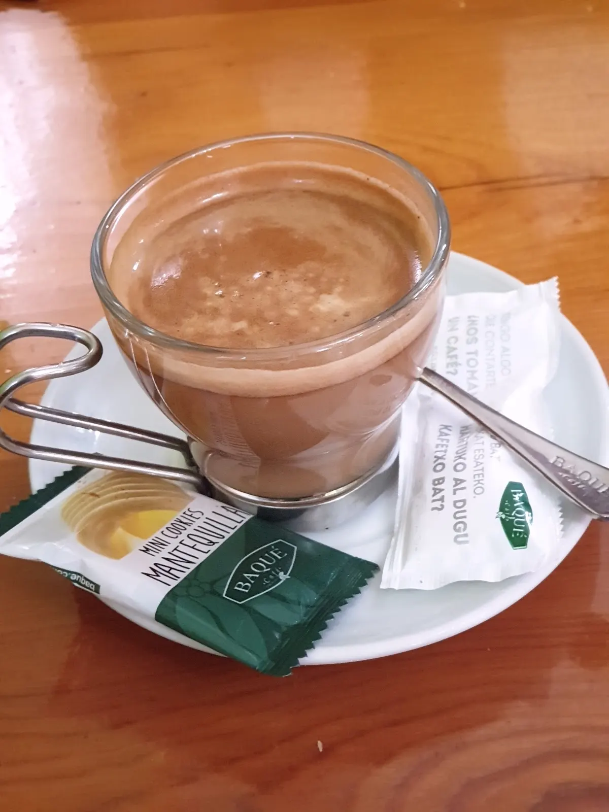 Taza de chocolate caliente con sobres de azúcar.