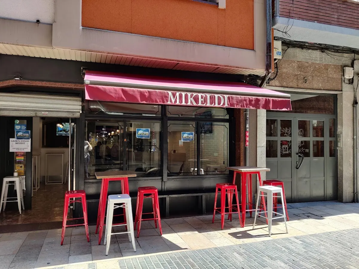 Fachada del bar Mikeldi en una calle de Durango, con mesas altas en el exterior.