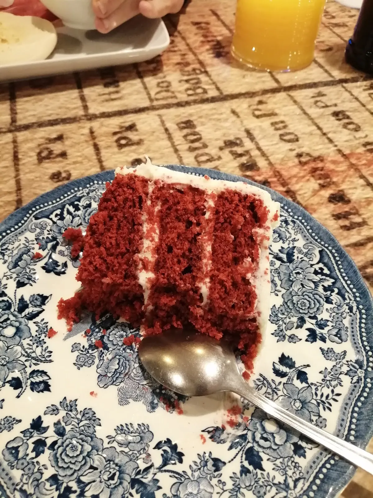 Porción de tarta roja servida en un plato en Mikeldi.