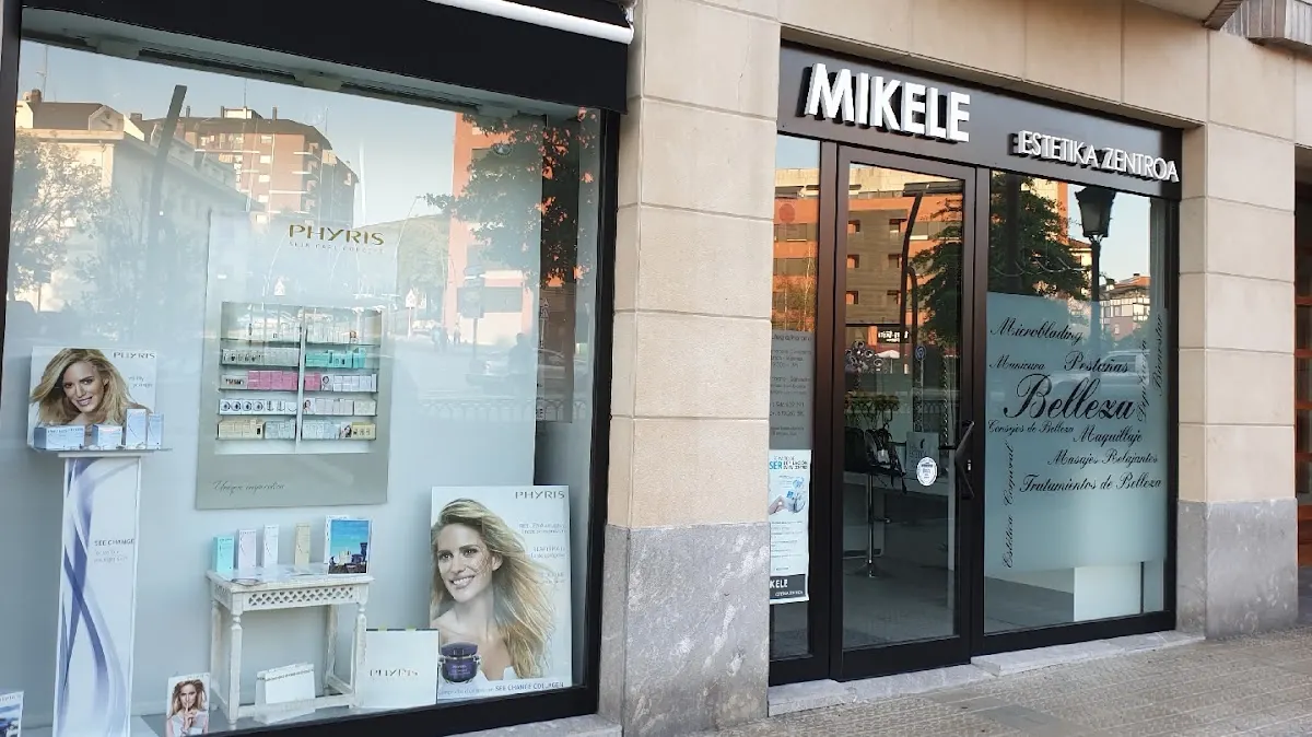 Fachada de Mikele Estetika Zentroa con escaparate de productos y tratamientos de belleza.