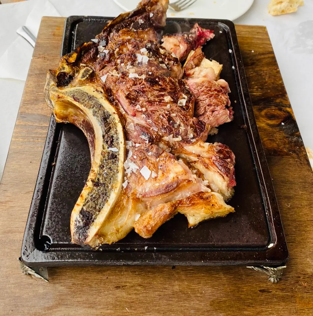 Chuleta a la parrilla servida en una fuente en Milikuena Jatetxea.