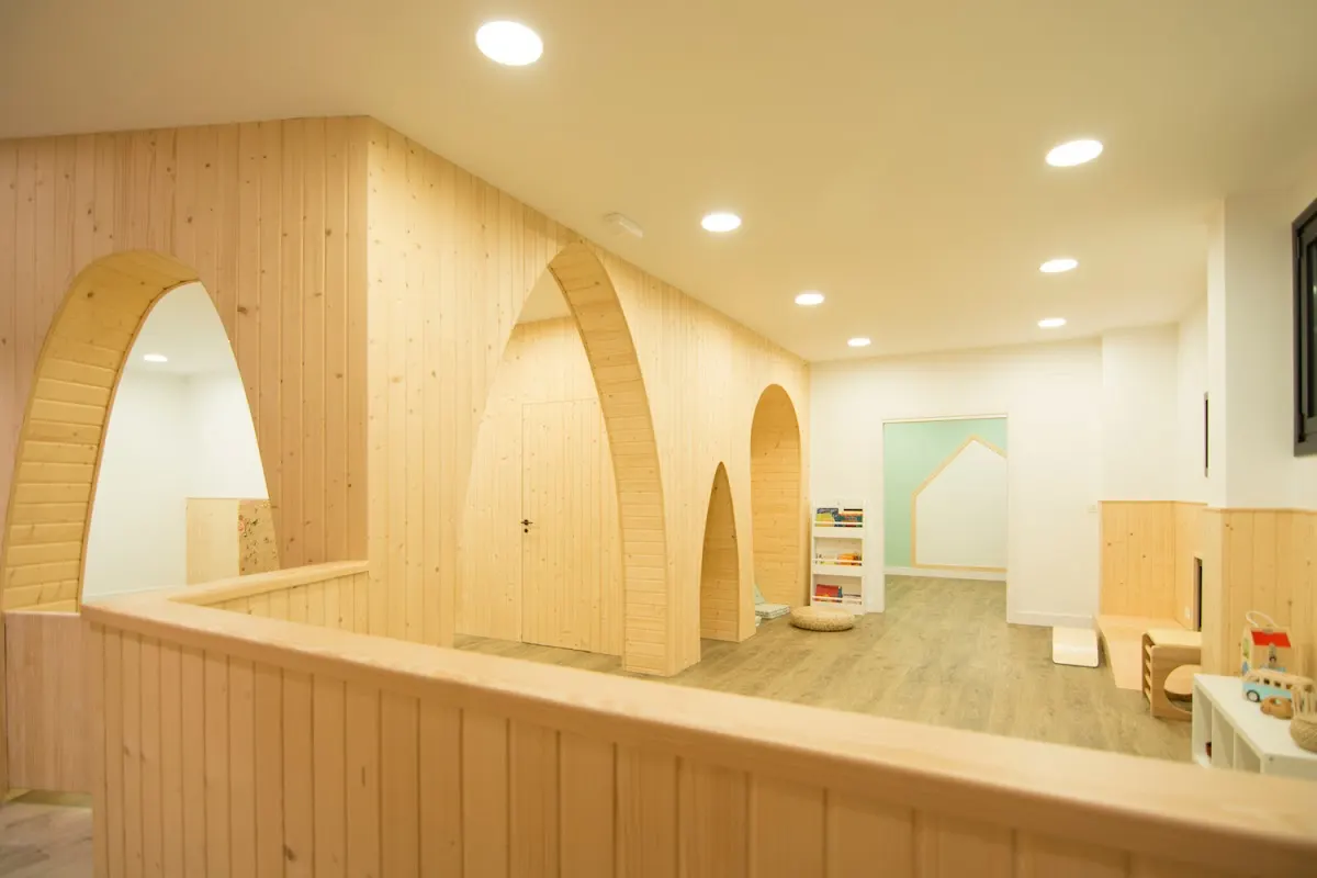 Espacio de juego de Milu's House con estructuras de madera y arcos