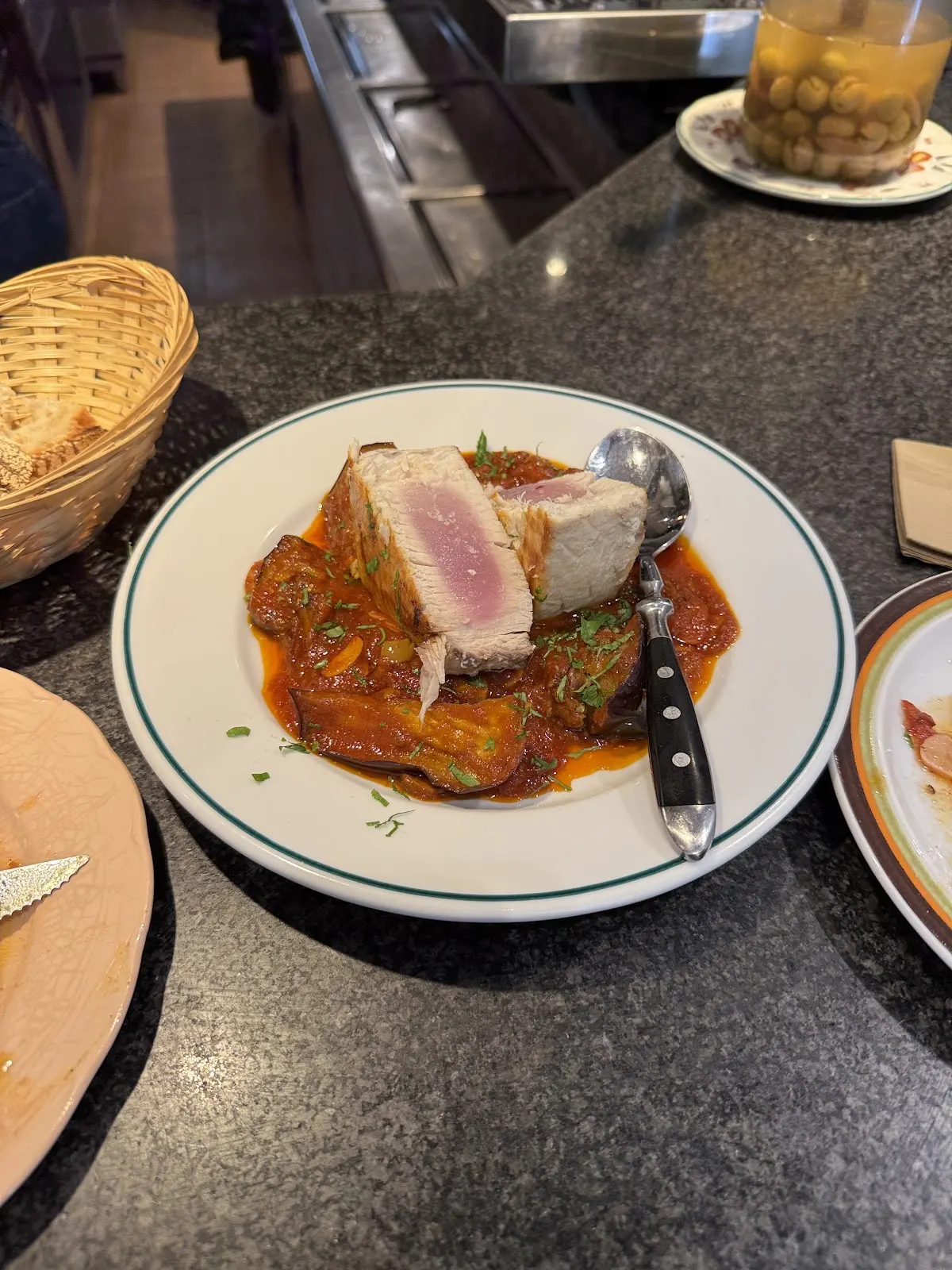 Plato de carne con salsa y guarnición servido en Miñe Taberna.