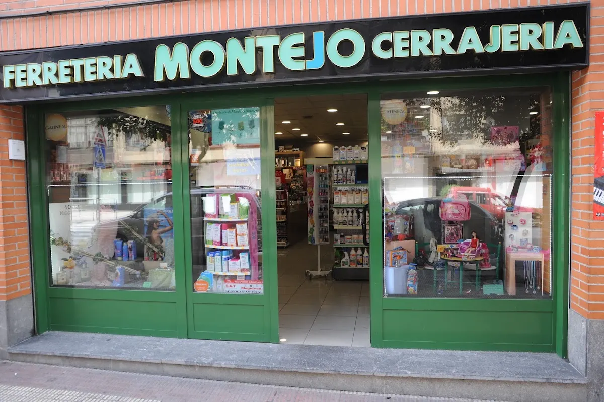 Entrada de Montejo Ferretería Cerrajería en Durango