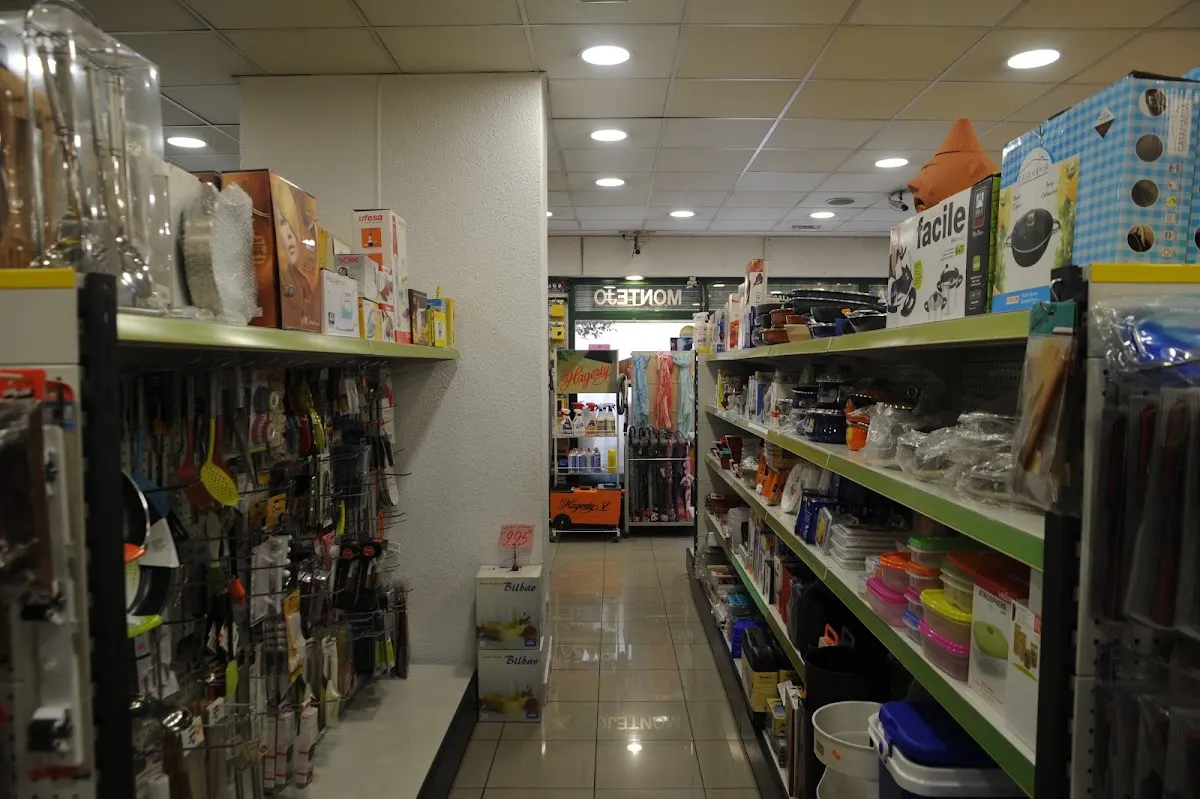 Pasillo con estanterías de productos en Montejo Ferretería Cerrajería