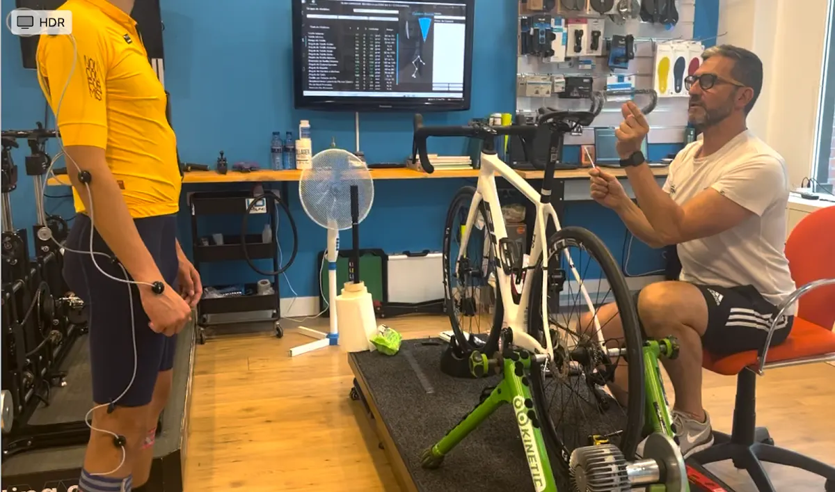 Profesional realizando un análisis de la posición de un ciclista en bicicleta en Motion Lab Durango.