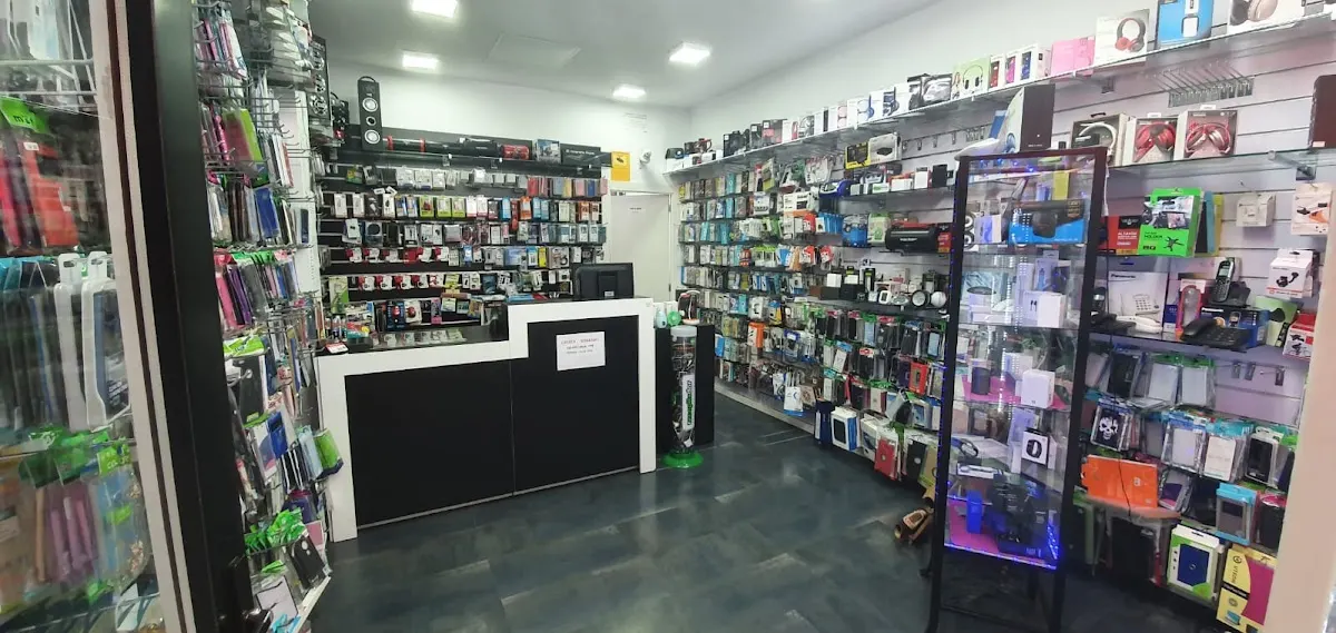 Interior de Movil @ Movil con mostrador y estanterías de accesorios para móviles.