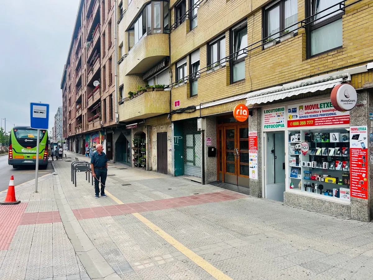 Fachada de Moviletxea junto a la acera en Iurreta