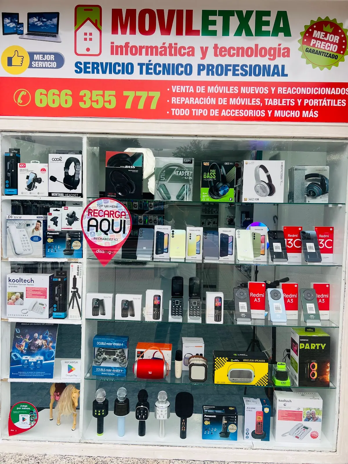 Escaparate de Moviletxea con móviles, accesorios y carteles de reparación
