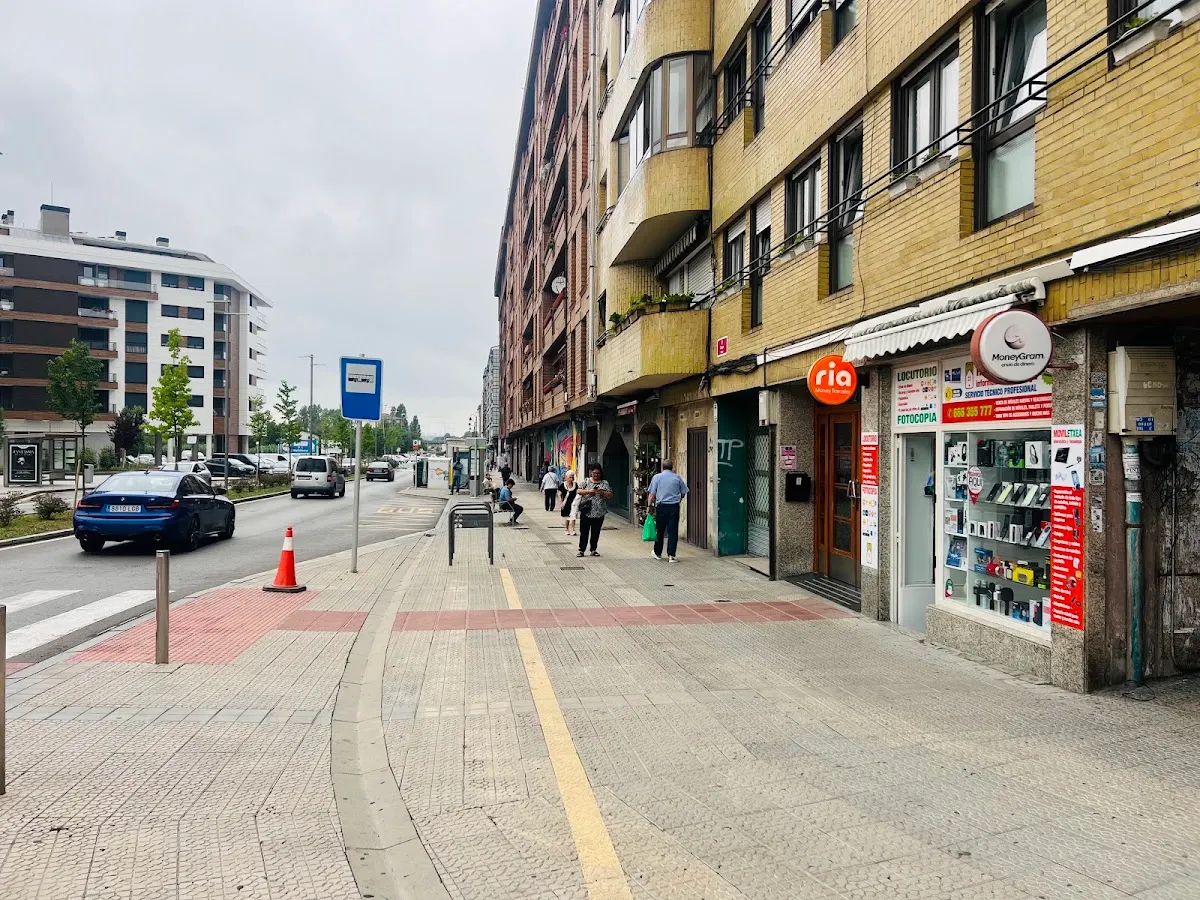 Vista de la calle y del local de Moviletxea en Iurreta