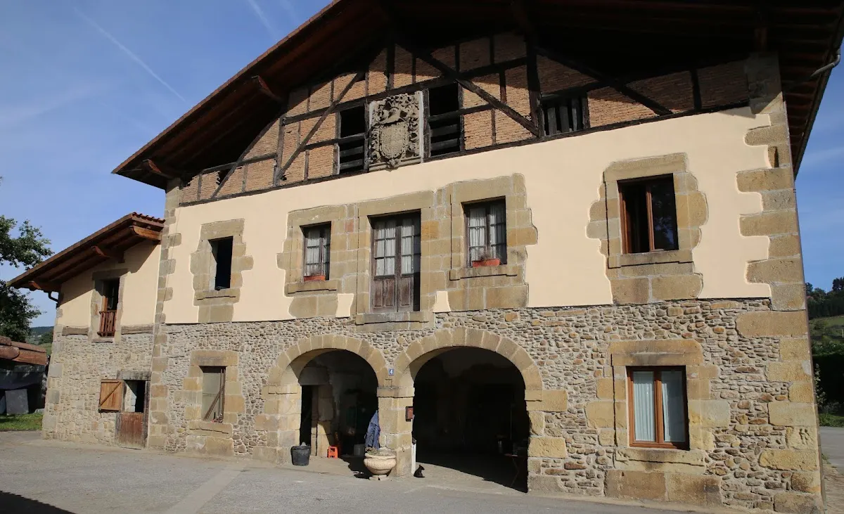 Fachada de piedra y arcos de Murueta Baserria en Abadiño