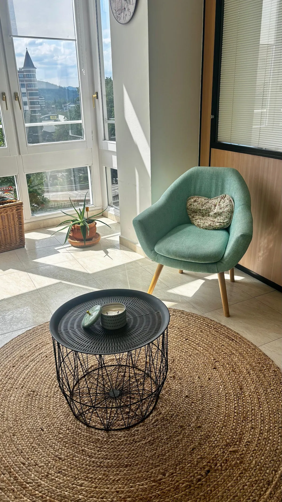 Sillón verde y mesa baja en la sala de Naiara Garro Psicóloga.