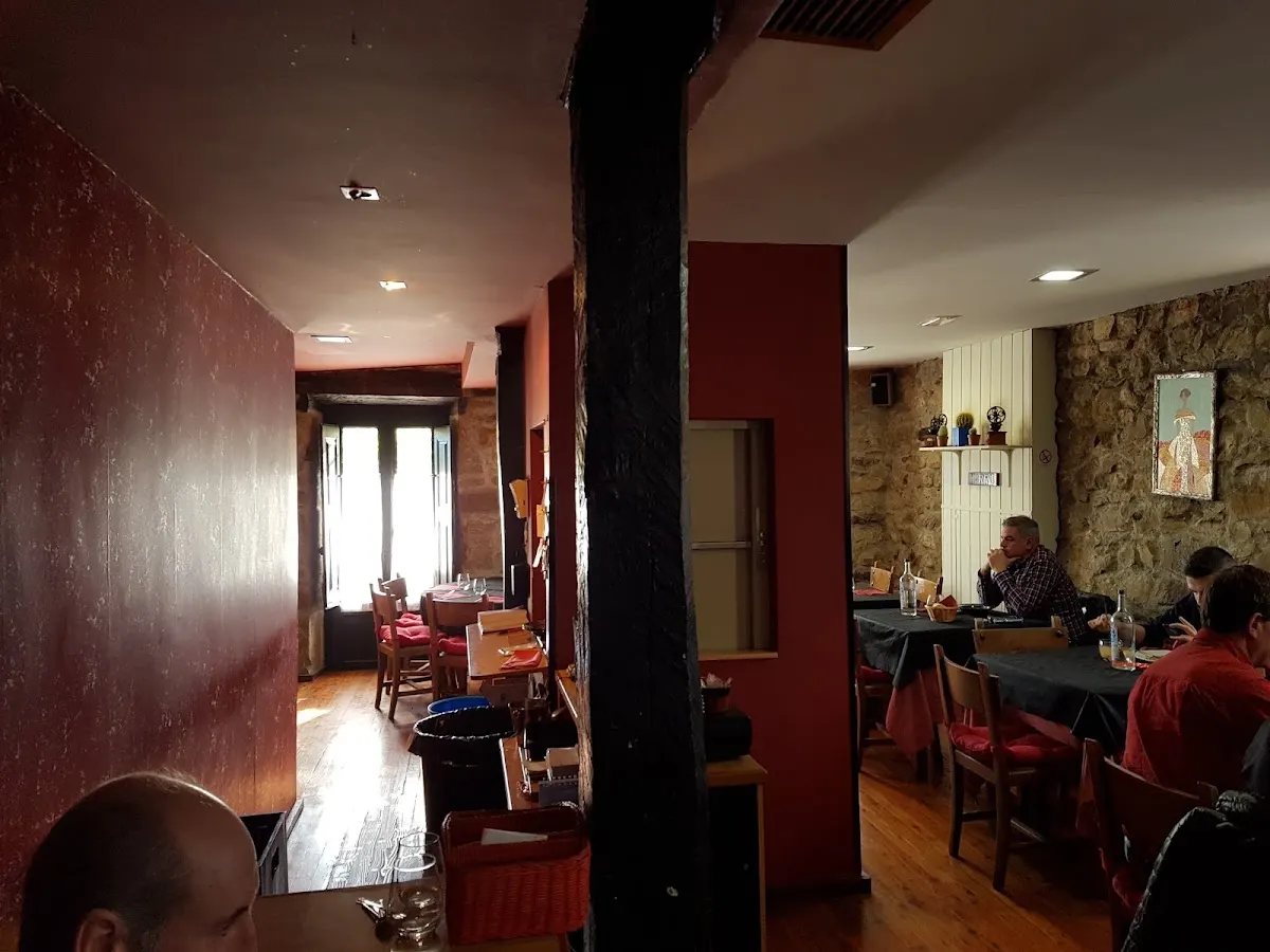Interior del comedor de Narru jatetxea, con mesas y sillas para los comensales.