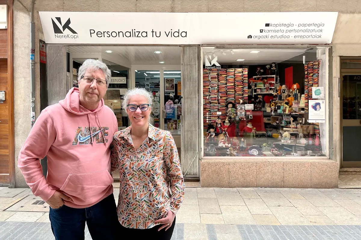 Javier y Nerea delante del escaparate de Nerekopi en Durango.