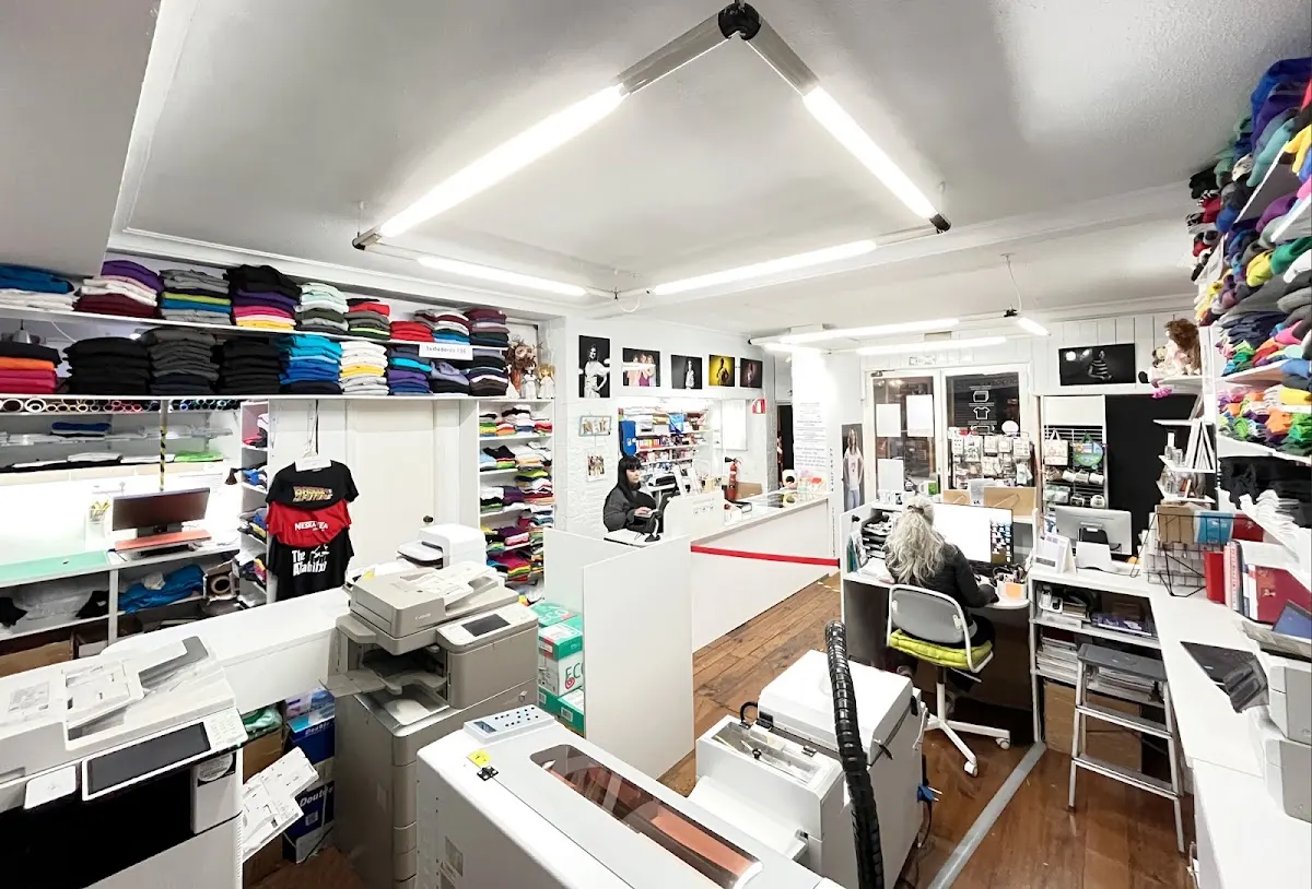 Interior del estudio de Nerekopi con prendas, material de impresión y zona de trabajo.