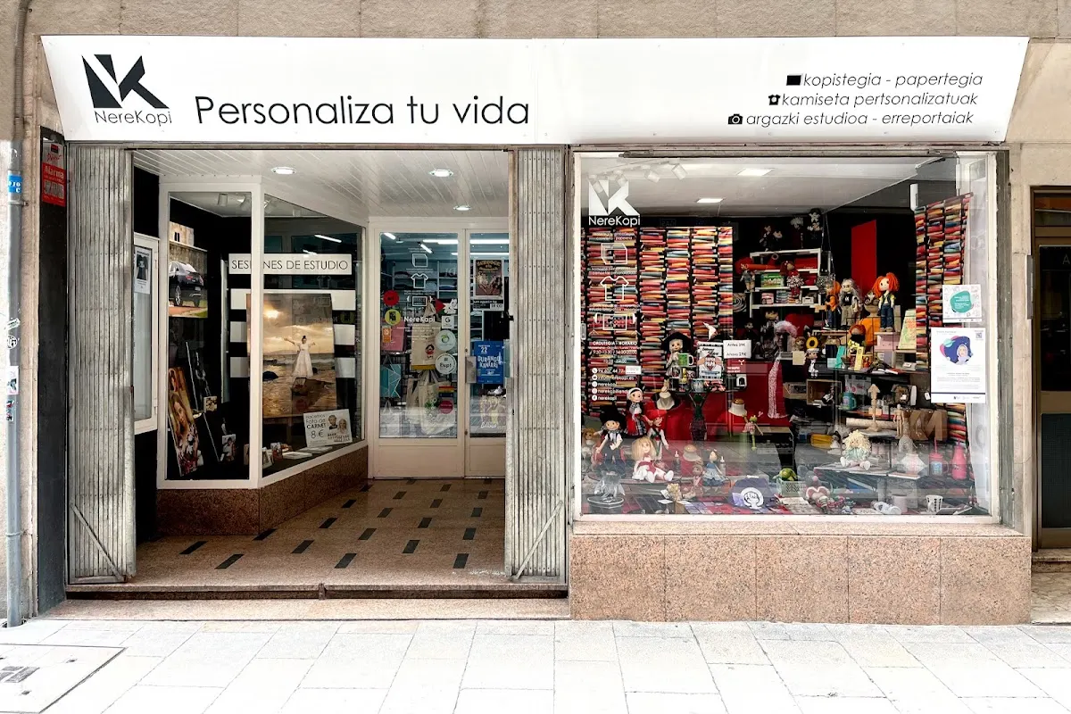 Entrada y escaparate de Nerekopi, estudio de fotografía, serigrafía y papelería.