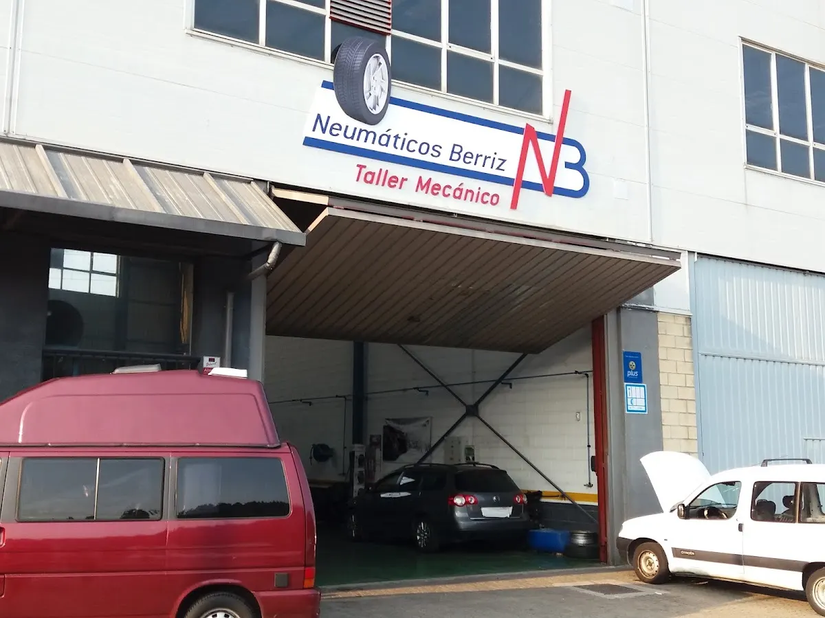 Fachada de Neumáticos Berriz Taller Mecánico con vehículos en la entrada